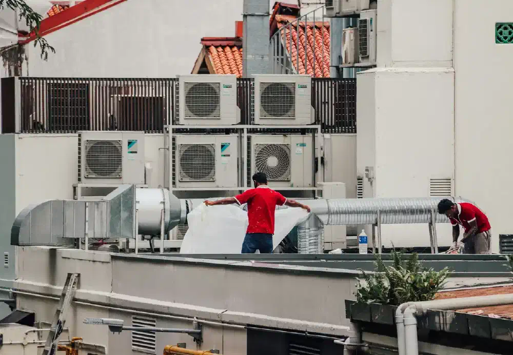 Instalação em execução: o calor tem para onde ir, e o dreno é testado.